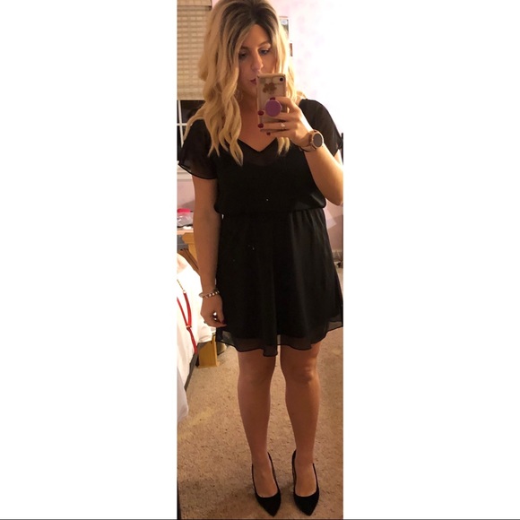 ✨MAKE OFFER✨Express Medium V-neck Mini Black Dress - Picture 4 of 8